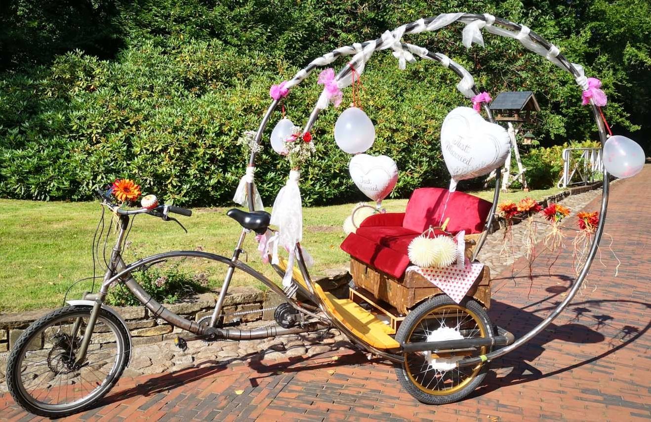 Erste Fahrt mit dem Hochzeitsfahrrad Ansicht im Park